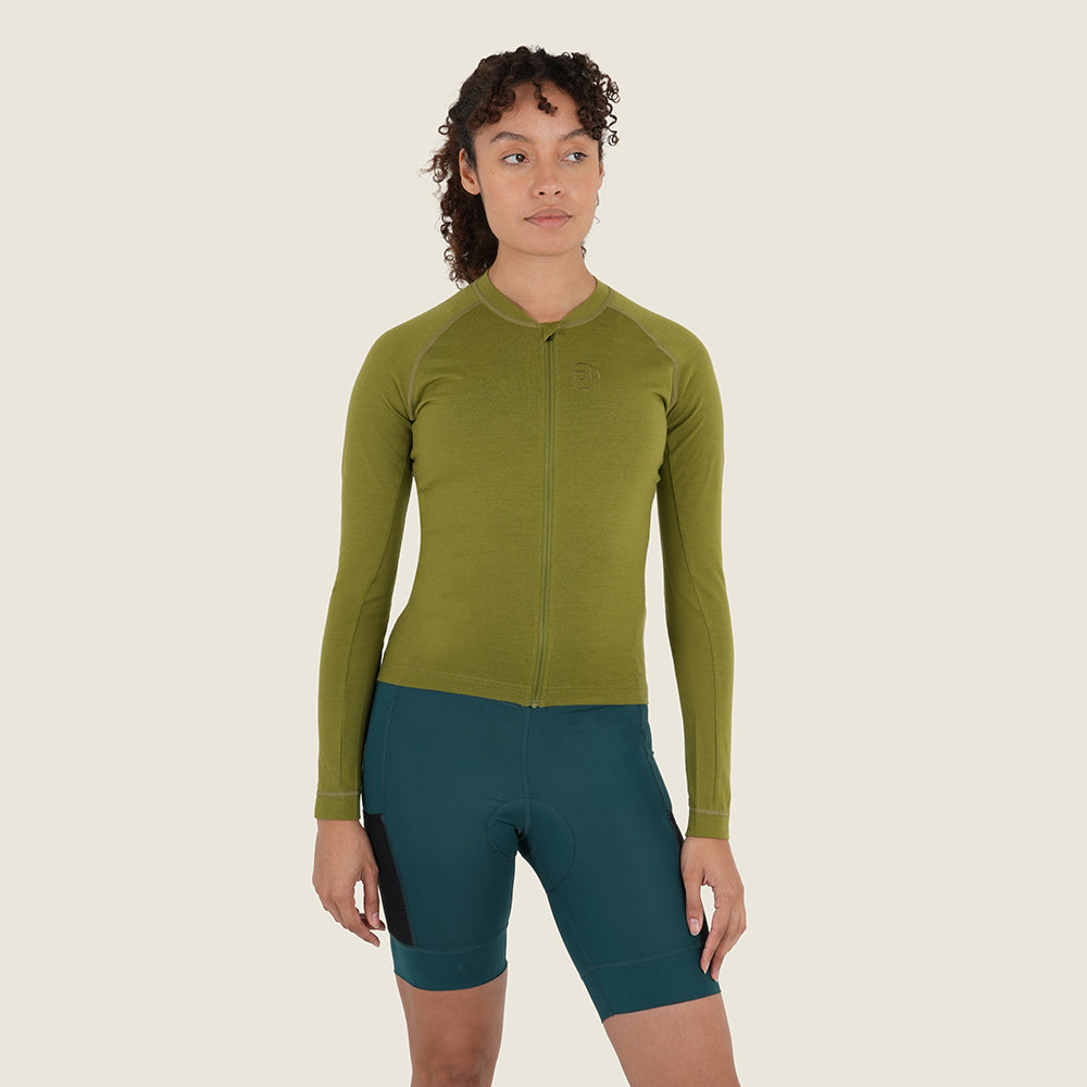 Womens Cranbrook Merino Blend LS Jersey (Peat Moss) (model: sarah)